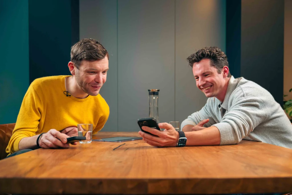 Gespräch am Set des Co-Intelligence-Podcasts