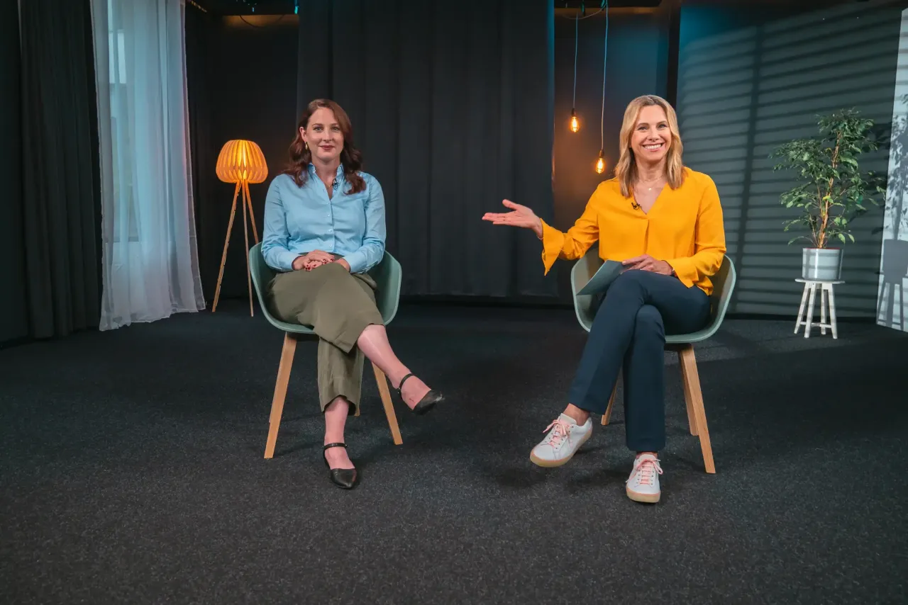 Lernvideo-Aufnahme mit zwei Sprecherinnen im Studio